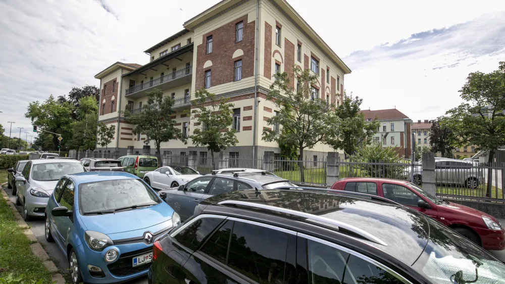 - 16.07.2020 &ndash; stavba Ministrstvo za zunanje zadeve RS, parkiranje na Veselovi ulici //FOTO: Matjaž Ru&scaron;t