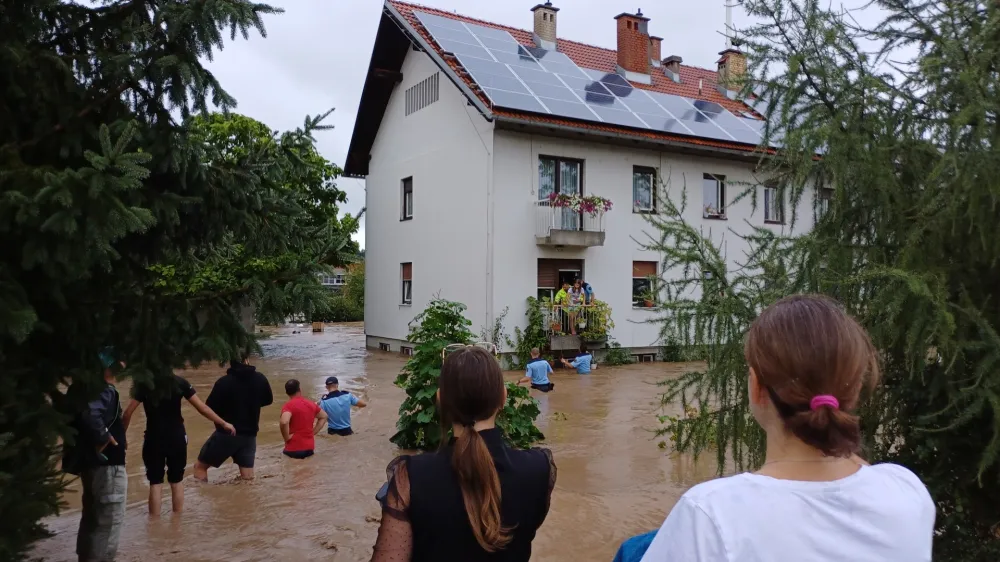 Policisti so iz bloka rešili otroka, ki sta ostala ujeta v stanovanju, medtem ko je bila njuna mama na delu v medvoškem zdravstvenem domu.