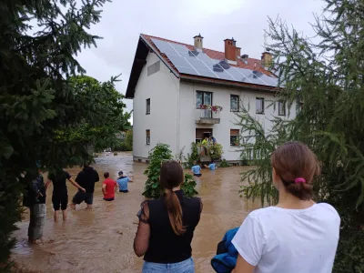Policisti so iz bloka rešili otroka, ki sta ostala ujeta v stanovanju, medtem ko je bila njuna mama na delu v medvoškem zdravstvenem domu. 