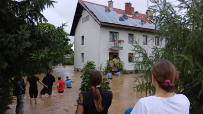 Policisti so iz bloka rešili otroka, ki sta ostala ujeta v stanovanju, medtem ko je bila njuna mama na delu v medvoškem zdravstvenem domu. 