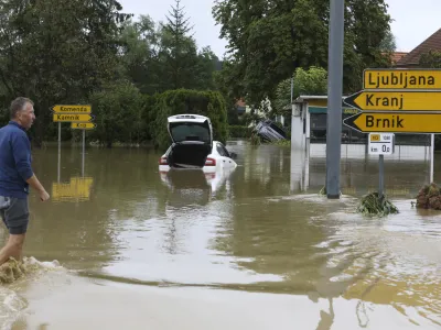 V Mostah pri Komendi so na cestišču ostala nevozna vozila.
