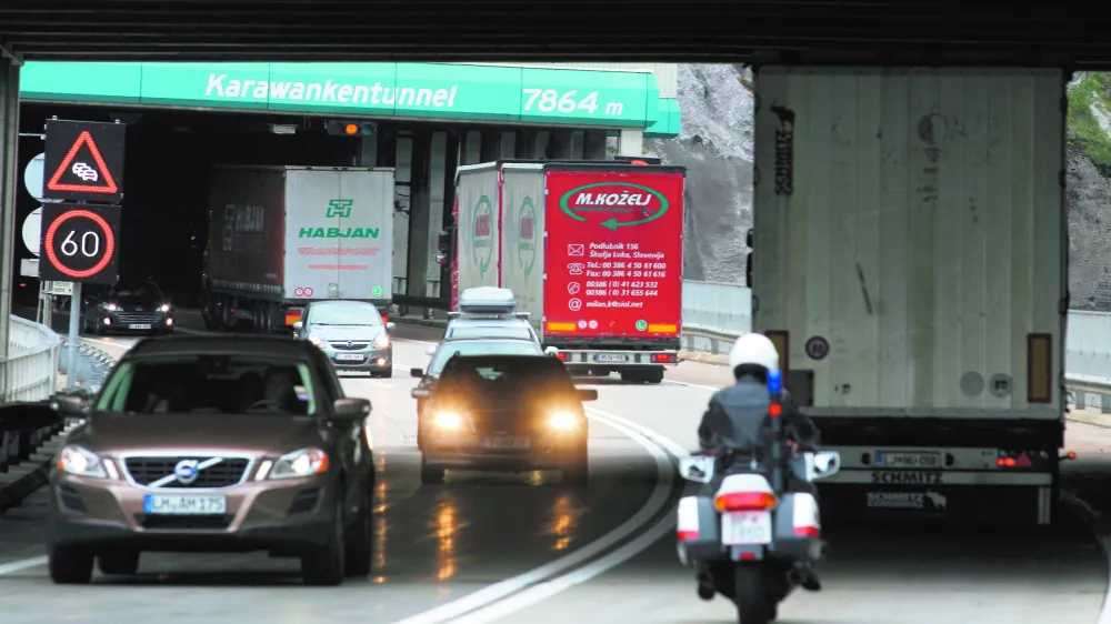 - konvoj sloveskih kamionov v spremstvu avstrijske policije pelje skozi tunel Karavanke.- predor Karavanke, pogajanja o zapori tunela Karavanke.  //FOTO: Luka Cjuha
