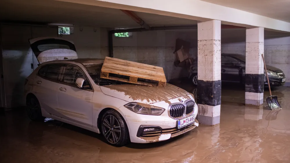 - Tacen, odpravljanje posledic poplav. Poplavljena podzemna garaža. OPOMBA!!!!! Zbri&scaron;i tablico!!!!!!- 04.08.2023. Močno deževje in hude ujme so zajele vso Slovenijo in povzročile hude poplave, plazove in zastoje v prometu. Poplave in ujma 2023.//FOTO: Bojan Velikonja