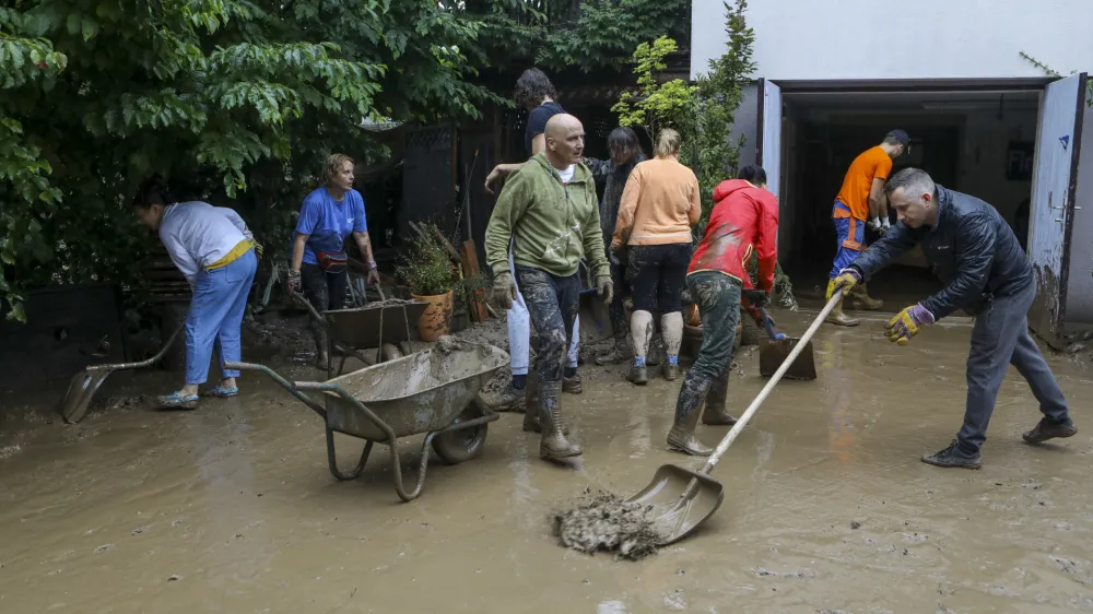 &Scaron;kofja Loka - Pu&scaron;tal05.08.2023 najhuj&scaron;e poplave v zgodovini Slovenije - slovenija pod vodo - poplave - sanacija - či&scaron;čenjeFOTO: Luka Cjuha