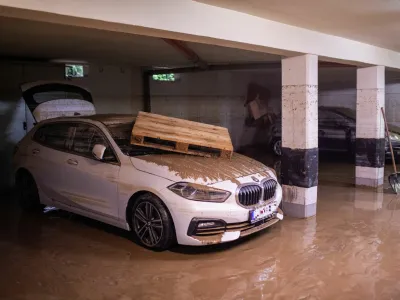 - Tacen, odpravljanje posledic poplav. Poplavljena podzemna garaža. OPOMBA!!!!! Zbriši tablico!!!!!!<br><br>- 04.08.2023. Močno deževje in hude ujme so zajele vso Slovenijo in povzročile hude poplave, plazove in zastoje v prometu. Poplave in ujma 2023.<br><br>//FOTO: Bojan Velikonja