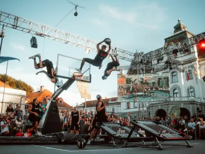 Akrobati so povsem navdušili občinstvo na Kongresnem trgu, ki je do zadnjega kotička napolnilo tribune. <br>