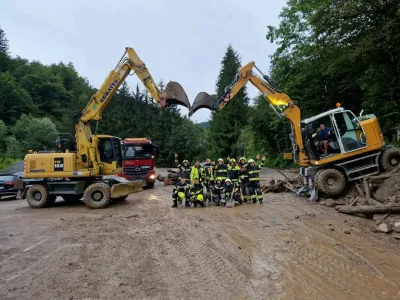 &raquo;Skupaj bomo zmogli,&laquo; so optimistični v dolini Ločnice, kjer so bili prebivalci zaradi hodourni&scaron;kih voda in &scaron;tevilnih zemeljskih plazov odrezani od sveta.