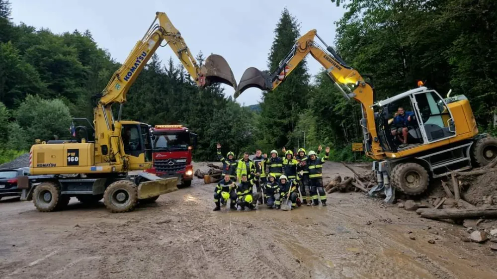 &raquo;Skupaj bomo zmogli,&laquo; so optimistični v dolini Ločnice, kjer so bili prebivalci zaradi hodourni&scaron;kih voda in &scaron;tevilnih zemeljskih plazov odrezani od sveta.