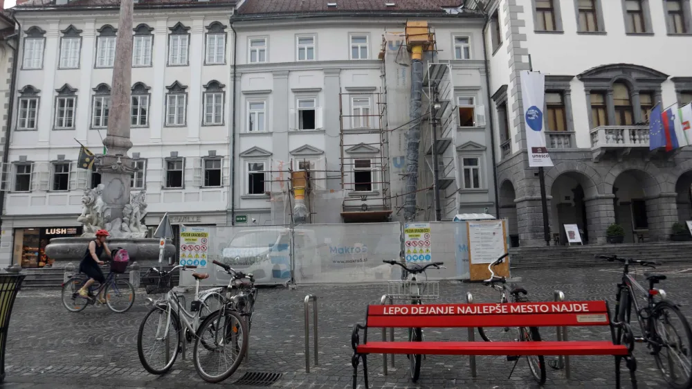  rdeča klopca solidarnosti pod sloganom &raquo;Lepo dejanje najlep&scaron;e mesto najde&laquo;, mestna hi&scaron;a MOL, Robbov vodnjak<br><br>- 27.06.2023 - Mestni trg 27 v Ljubljani - rekonstrukcija stavbe - celostna prenova notranjih prostorov z ojačitvenimi ukrepi - adaptacija &ndash; <br><br>//FOTO: Tomaž Skale<br>