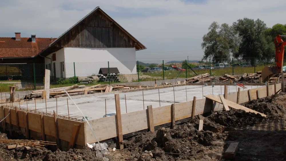 Gradnja Crna vas, Barje, delavci, hi&scaron;a, montažna, Juting, temelji