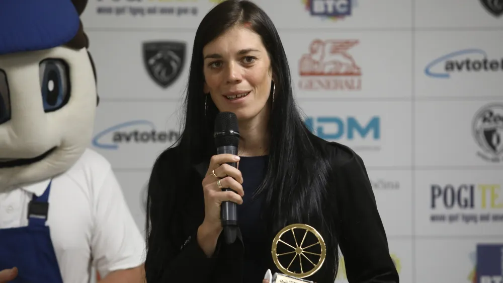 ﻿prejemnica priznanja Zlato Rogovo kolo 2021 Eugenia Bujak - 04.11.2021 - Zlato Rogovo kolo 2021 - prireditev s podelitvijo priznanj najboljšemu slovenskemu kolesarju in kolesarki //FOTO: Luka Cjuha.