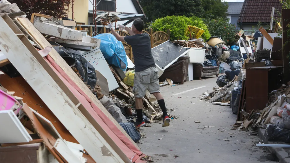 - 10.08.2023 &ndash; Sneberje - Snebersko nabrežje - odpravljanje posledic poplave.Najhuj&scaron;a naravna ujma v zgodovini Slovenije - prizadeti dve tretjini države - ujma - poplave &ndash; zemeljski plazovi &ndash; neurja - //FOTO: Bojan Velikonja