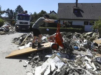 Ljubljana Sneberje- odpravljanje posledic poplav – sanacija škode -- 14.08.2023 - Dan solidarnosti in dela prost dan - najhujša naravna ujma v zgodovini Slovenije - prizadeti dve tretjini države - ujma - poplave – zemeljski plazovi – neurja – prostovoljci - //FOTO: Luka Cjuha