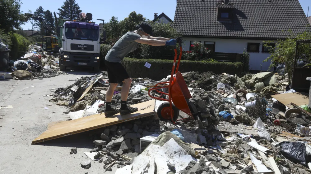 Ljubljana Sneberje- odpravljanje posledic poplav – sanacija škode -- 14.08.2023 - Dan solidarnosti in dela prost dan - najhujša naravna ujma v zgodovini Slovenije - prizadeti dve tretjini države - ujma - poplave – zemeljski plazovi – neurja – prostovoljci - //FOTO: Luka Cjuha