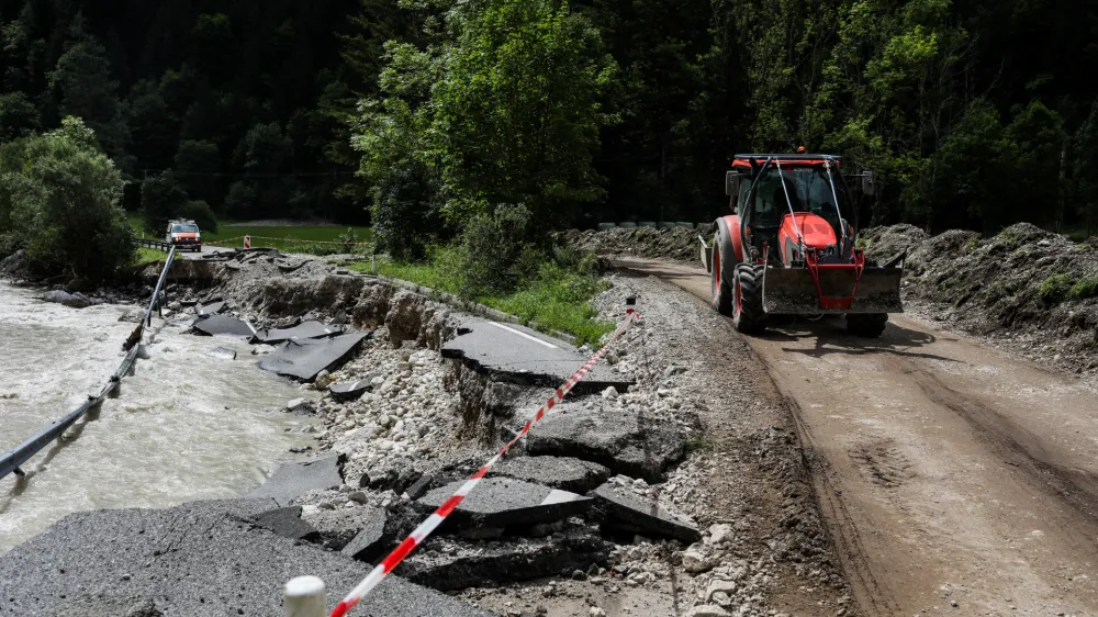 - uničena cesta med Solčavo in Lučami.Solčava - Savinjska dolina- Logarska dolina - odpravljanje posledic poplav – sanacija škode -  - 08.08.2023 – najhujša naravna ujma v zgodovini Slovenije - prizadeti dve tretjini države - ujma - poplave – zemeljski plazovi – //FOTO: Bojan Velikonja
