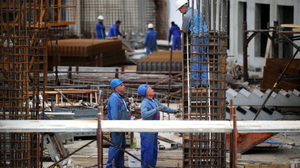 Ljubljana.<br>Gradbisce Palais Villa Schellenburg.<br>Gradbisce, gradbeni delavci, zelezo, beton.