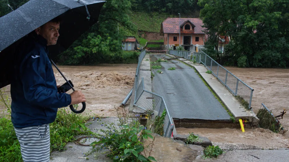 - Podrt most v vasi Suha pri Škofja Loki.- 04.08.2023. Močno deževje in hude ujme so zajele vso Slovenijo in povzročile hude poplave, plazove in zastoje v prometu..//FOTO: Bojan Velikonja
