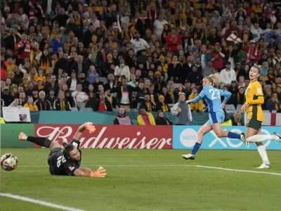 Australia's goalkeeper Mackenzie Arnold dives but fails to save the goal from England's Alessia Russo, second right, during the Women's World Cup semifinal soccer match between Australia and England at Stadium Australia in Sydney, Australia, Wednesday, Aug. 16, 2023. (AP Photo/Alessandra Tarantino)
