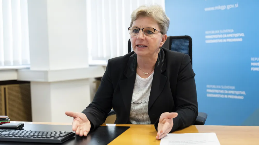 - 09.05.2023 - Irena &Scaron;inko, kmetijska inženirka in pravnica - ministrica za kmetijstvo, gozdarstvo in prehrano od 1. junija 2022 v 15. slovenski vladi pod vodstvom Roberta Goloba//FOTO: Nik Erik NeubauerOPOMBA: DNEVNIKOV OBJEKTIV &ndash; INTERVJU 2023