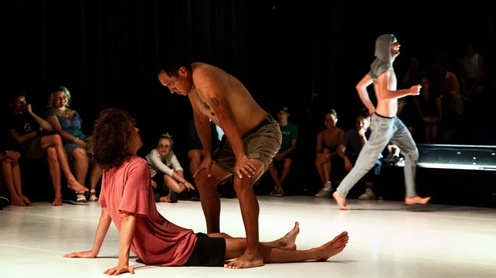 MLADI LEVI 2023, PTL, 20.08.2023<br>Zadeti (Dve ali tri besede o ekstatični moškosti) <br>Daniel Victoria, Michał Salwiński, Aljoša Lovrić Krapež<br>predstava