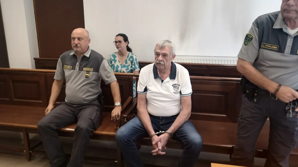 Branko Krklec se na sodi&scaron;ču zagovarja zaradi dvojnega umora dveh pomočnikov sodnih izvr&scaron;iteljev.