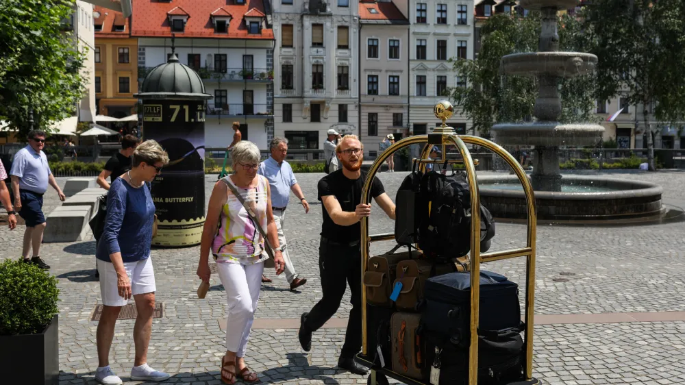 - turisti-- 11.07.2023 &ndash; Turisti v Ljubljani na Novem trgu. //FOTO: Bojan Velikonja 