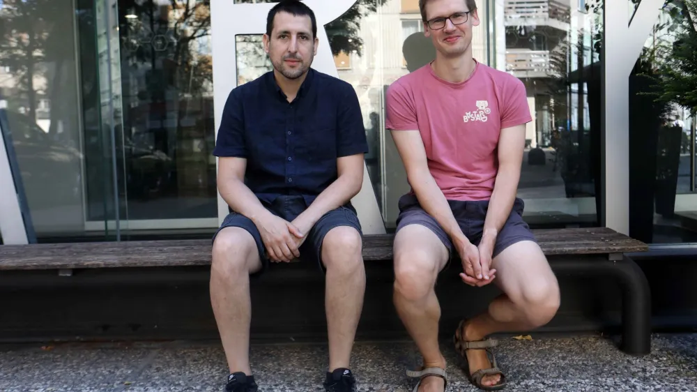 Argentinski gledali&scaron;ki igralec in zvočni eksperimentator Nahuel Cano ter latvijski dramaturg in dramatik Janis Balodis sta se na Mladih levih predstavila s projektom Poslednja noč jelena.