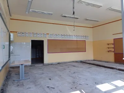 Sanacija v učilnicah oziroma sušenje prostorov še vedno poteka.