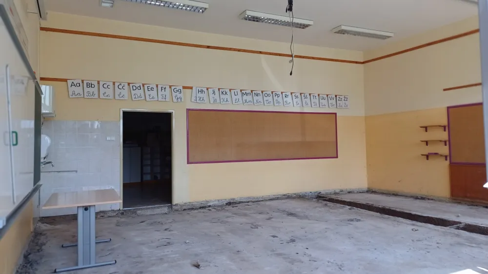 Sanacija v učilnicah oziroma sušenje prostorov še vedno poteka.