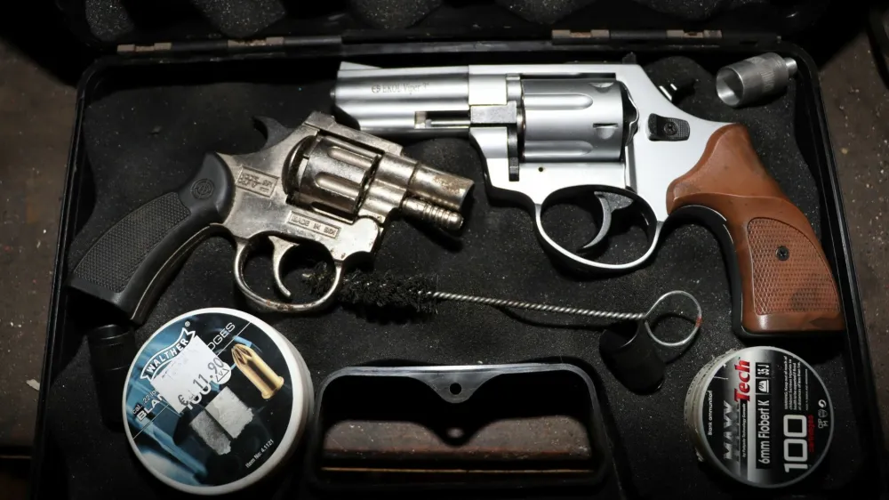 V hi&scaron;ni preiskavi so mo&scaron;kemu zasegli več kosov orožja in streliva. 