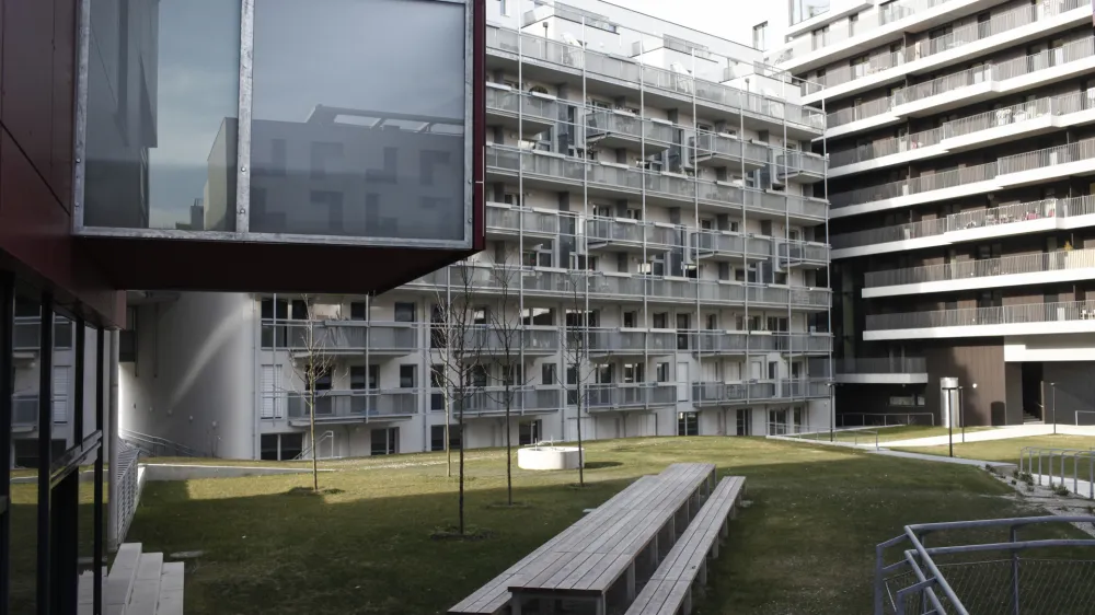 - stanovanjska soseska Sonnwendviertel ob glavni železni&scaron;ki postaji Hauptbahnhof - nepremičnine - gradnja - gradbi&scaron;če - 16.03.2015 - AVSTRIJA - glavno mesto Dunaj s stoletno tradicijo občinske gradnje - avstrijska stanovanjska politika za subvencioniranje stanovanj - ///FOTO: Luka Cjuha OPOMBA: ZA OBJAVO V PRILOGI &ndash; DNEVNIKOV OBJEKTIV - REPORTAŽA 2015