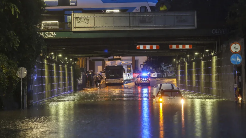 28.08.2023 - poplava v Ljubljani - zalit podvoz Šmartinska cestaFoto: Luka Cjuha
