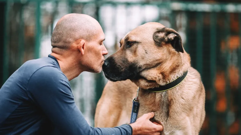 Zaveti&scaron;če Horjul, Jurij Juhant in pastirski pes Bobo. Foto: Zaveti&scaron;če Horjul 