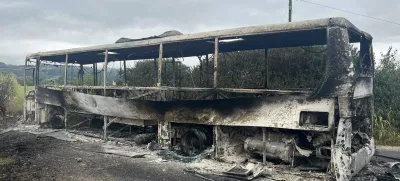 V noči na torek je v Rogozi v občini Hoče-Slivnica avtobus končal v plamenih.