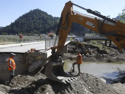 obnova mostu Poljanska sora- odpravljanje posledic poplav &ndash; sanacija &scaron;kode -- 14.08.2023 - Dan solidarnosti in dela prost dan - najhuj&scaron;a naravna ujma v zgodovini Slovenije - prizadeti dve tretjini države - ujma - poplave &ndash; zemeljski plazovi &ndash; neurja &ndash; prostovoljci - //FOTO: Luka Cjuha
