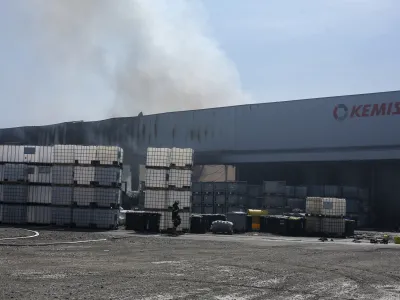 Eden od možnih novih lastnikov Kemisa naj bi bilo hrvaško podjetje Kufner Grupa, katerega hčerinsko podjetje Kumal S se ukvarja z proizvodnjo izolacijskih izdelkov iz ekspandiranega polistirena za gradbeništvo, obče poznanega kot stiropor. Na fotografiji požar v Kemisu. Foto: Jaka Gasar 