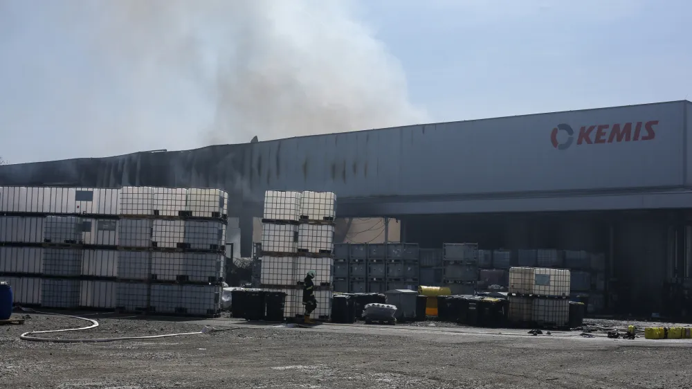 Eden od možnih novih lastnikov Kemisa naj bi bilo hrvaško podjetje Kufner Grupa, katerega hčerinsko podjetje Kumal S se ukvarja z proizvodnjo izolacijskih izdelkov iz ekspandiranega polistirena za gradbeništvo, obče poznanega kot stiropor. Na fotografiji požar v Kemisu. Foto: Jaka Gasar 
