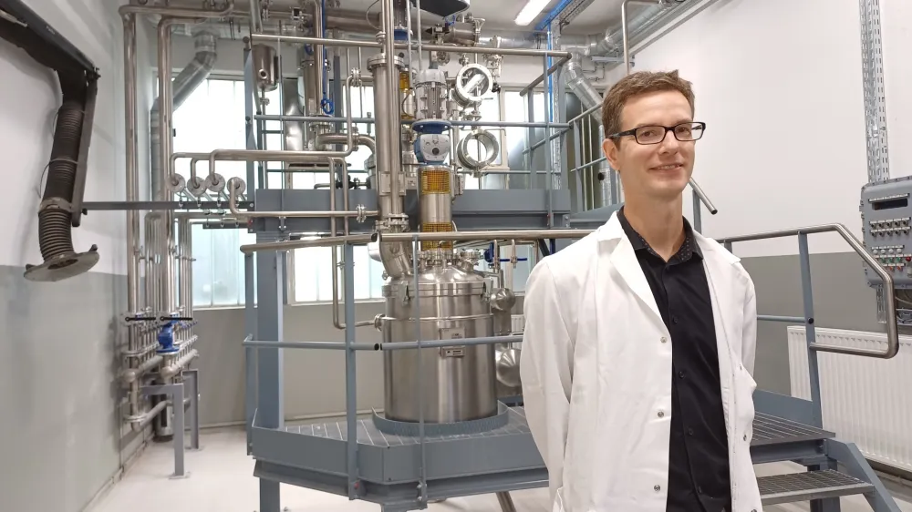 Delovanje reaktorskega sistema za inovativno predelavo biomase v biomateriale je predstavil raziskovalec dr. Peter Perdih.