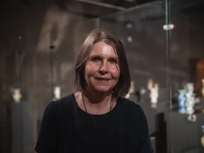 soavtorica razstave Slovenska majolika dr. Mateja Kos <br><br><br>- 17.07.2020 &ndash; Narodni muzej Slovenije Metelkova &ndash; nova občasna razstava Slovenska majolika in gostujoča razstava Čarobni botanični vrt, umetni&scaron;ka keramika Hrva&scaron;kega združenja likovnih umetnikov uporabnih umetnosti ? ULUPUH, <br><br><br>//FOTO: Matija Krajnik