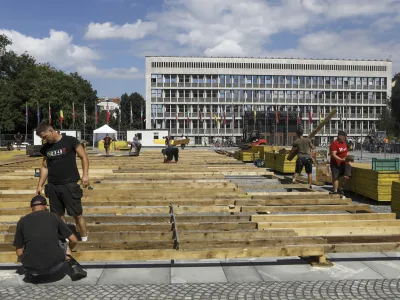 Včeraj so že začeli postavljati teniško igrišče na novi lokaciji. 