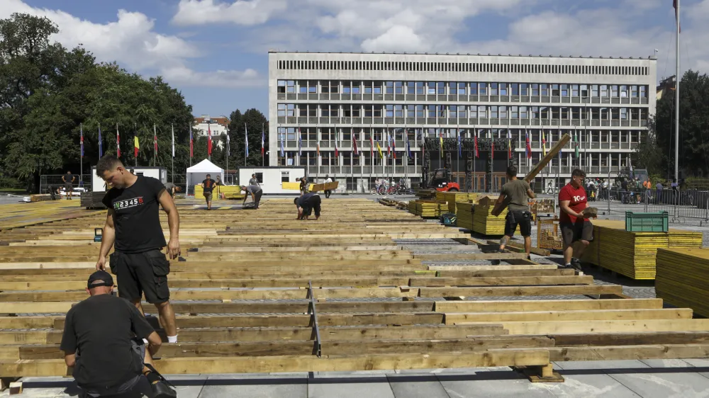 Včeraj so že začeli postavljati teniško igrišče na novi lokaciji. 