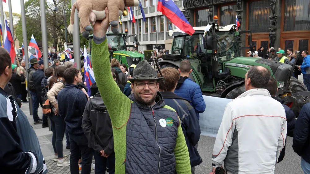 - traktorji - - 25.04.2023 &ndash; drugi protest kmetov pred poslopjem parlamenta v Ljubljani &ndash; protestni shod zaradi nezadovoljstva, vrste zahtev do kmetov in perečih težav v kmetijstvu - Sindikat kmetov Slovenije -//FOTO: Tomaž Skale