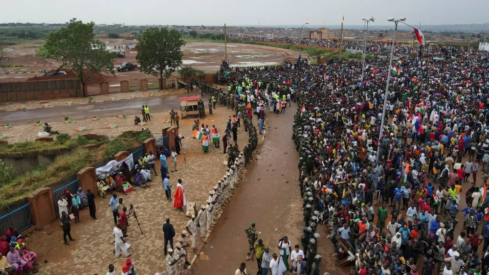 Thousands of Nigerians gather in front of the French army headquarters, in support of the putschist soldiers and to demand the French army to leave, in Niamey, Niger September 2, 2023. REUTERS/Mahamadou Hamidou NO RESALES. NO ARCHIVES.  TPX IMAGES OF THE DAY