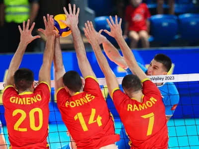 Slovenski reprezentant Klemen Čebulj (desno) je tudi na tekmi s Španijo brez težav prebijal njen obrambni blok.