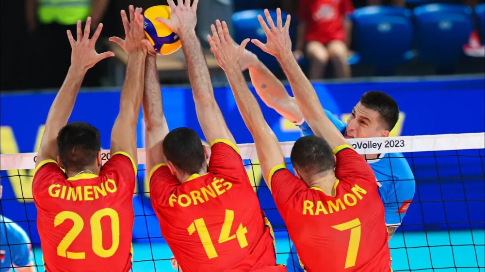 Slovenski reprezentant Klemen Čebulj (desno) je tudi na tekmi s Španijo brez težav prebijal njen obrambni blok.