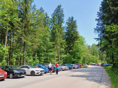 Plačljivo parkiranje pod Joštom, ki bi moralo biti urejeno že pred poletjem, se po novem obeta šele ob koncu leta.