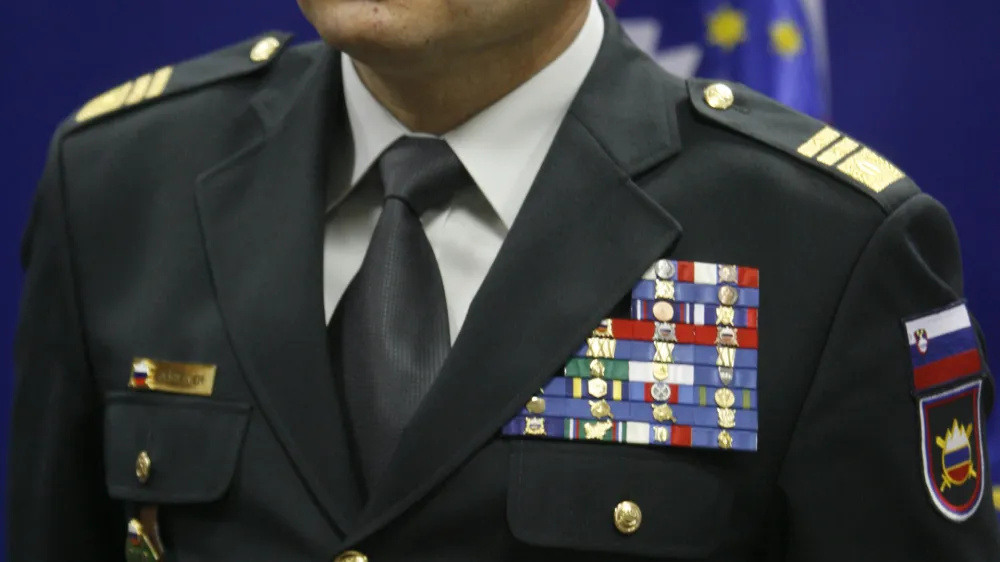 novi načelnik generalštaba SV generalmajor mag. Alojz Šteiner - Ministrstvo za obrambo (MORS) - Slovenska vojska z novim načelnikom Generalštaba SV- primopredaja dolžnosti med dosedanjim načelnikom generalpodpolkovnikom Albinom Gutmanom in novim načelnikom generalmajorjem Alojzom Šteinerjem/FOTO: Matej PovšeOPOMBA: ZA OBJAVO V ČASOPISU DNEVNIK