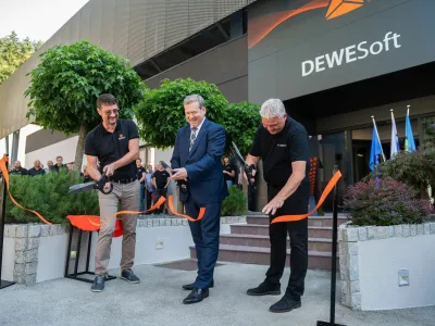 Minister za visoko šolstvo, znanost in inovacije dr. Igor Papič je ob odprtju novih prostorov slavnostno prerezal trak s soustanoviteljema podjetja dr. Juretom Knezom (levo) in Andrejem Orožnom (desno). F Dewesoft