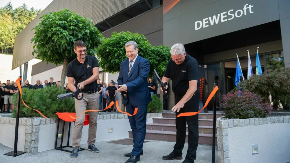 Minister za visoko šolstvo, znanost in inovacije dr. Igor Papič je ob odprtju novih prostorov slavnostno prerezal trak s soustanoviteljema podjetja dr. Juretom Knezom (levo) in Andrejem Orožnom (desno). F Dewesoft