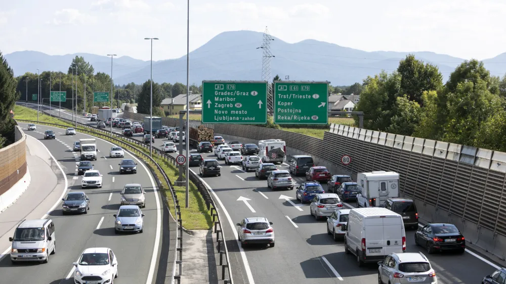﻿- Kozarje- 06.09.2021 – Južna ljubljanska obvoznica – prometni zastoj – promet - gneča  //FOTO: Matjaž Rušt